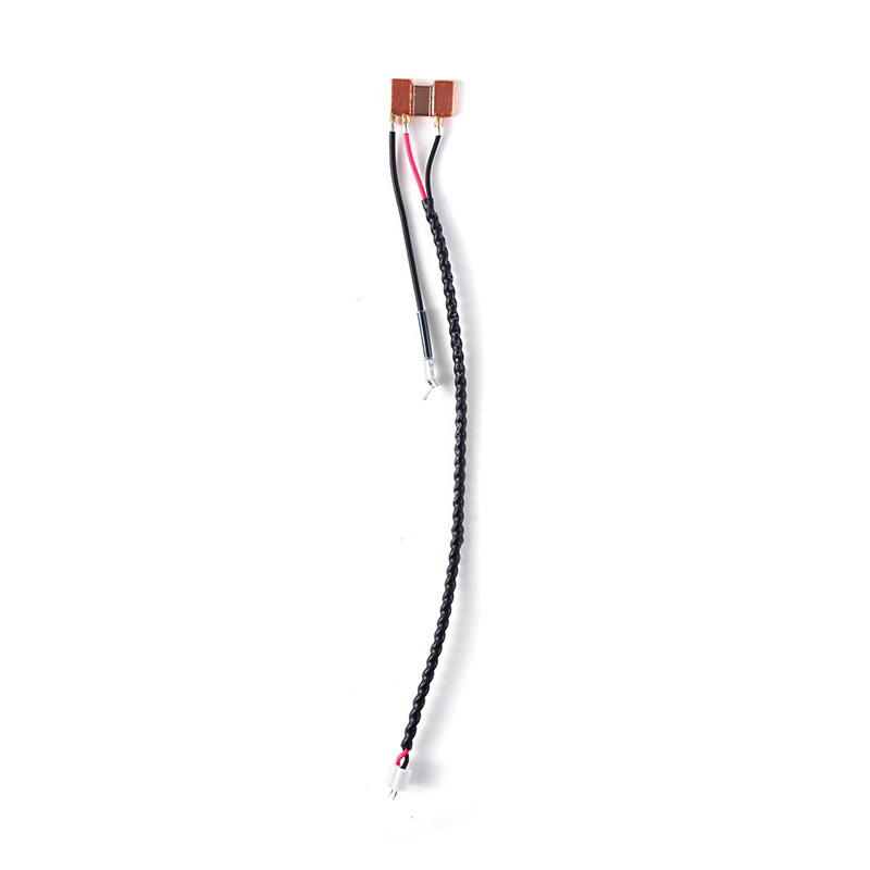 Drene la cinta de lata de alambre en ambos extremos del cable electrónico